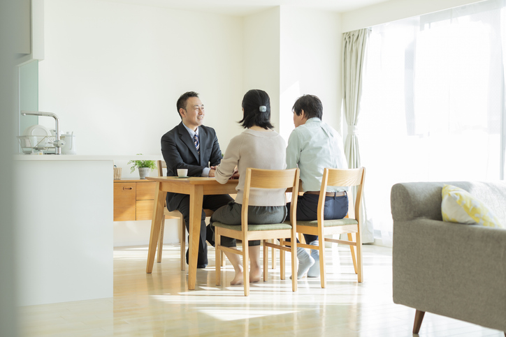 営業担当者が自宅でお客様の話を聞く様子