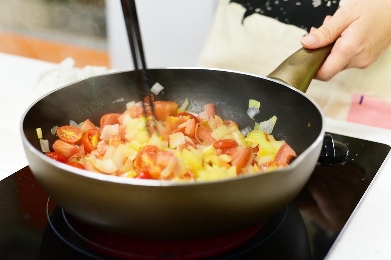 IHで料理をしている